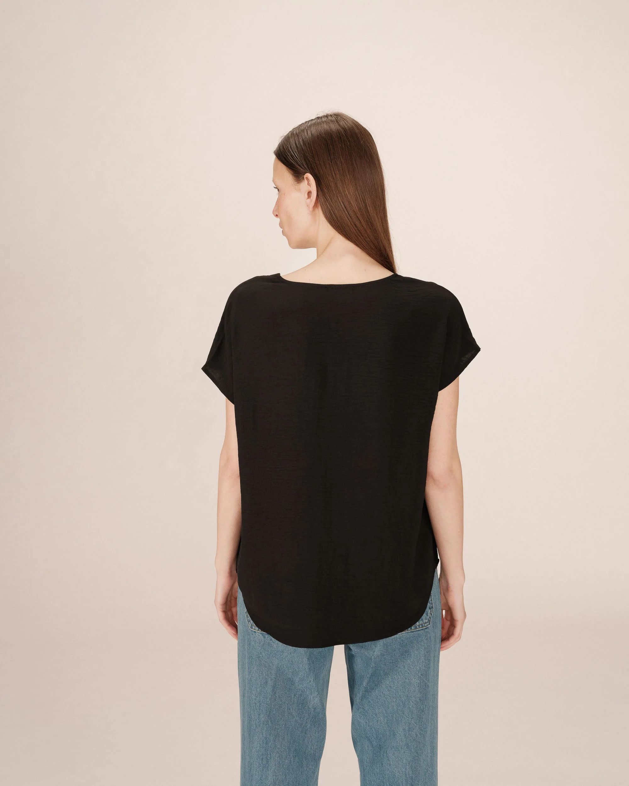 Top Fluide Encolure V Noir Season - Image 5